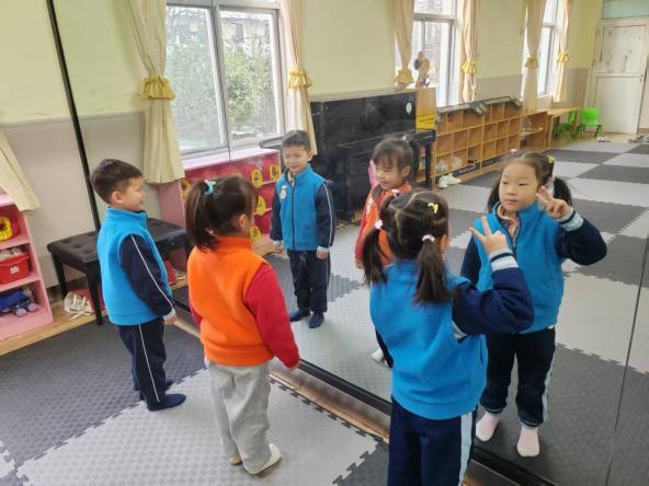 幼儿观察镜子成像规律_幼儿园镜子科学探究活动_幼儿园游戏专题总结