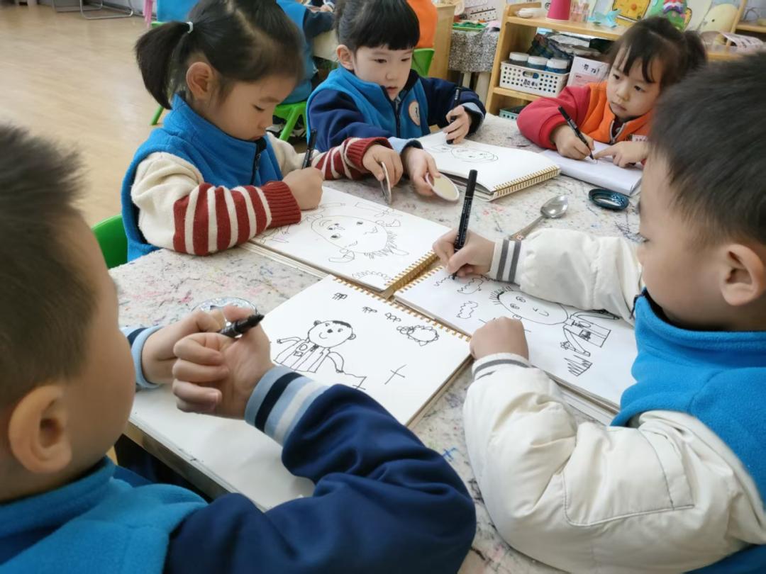 幼儿园镜子科学探究活动_幼儿园游戏专题总结_幼儿观察镜子成像规律