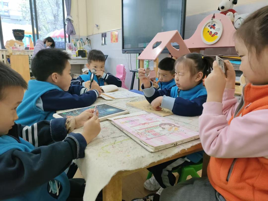 幼儿园镜子科学探究活动_幼儿观察镜子成像规律_幼儿园游戏专题总结