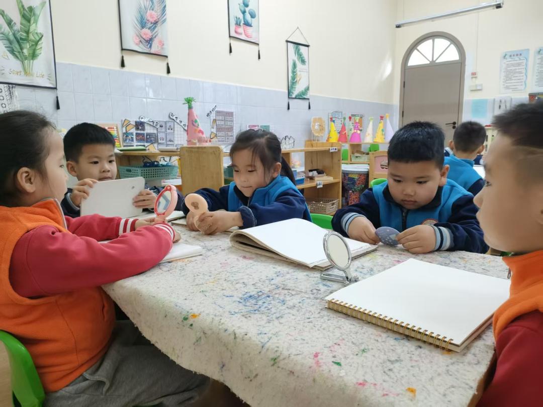 幼儿园游戏专题总结_幼儿园镜子科学探究活动_幼儿观察镜子成像规律