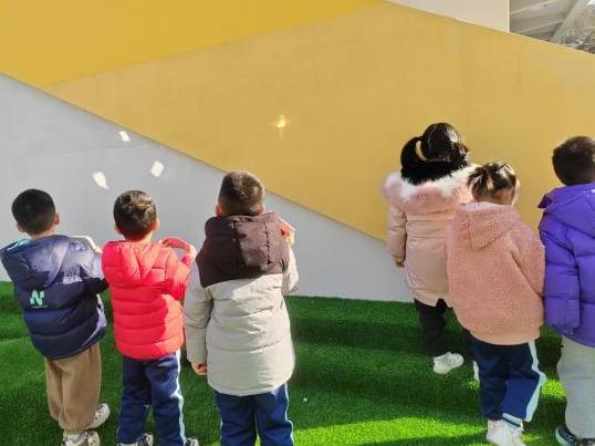 幼儿园游戏专题总结_幼儿园镜子科学探究活动_幼儿观察镜子成像规律