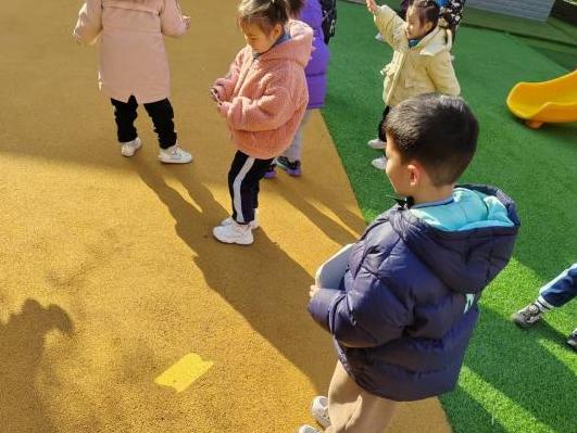 幼儿观察镜子成像规律_幼儿园镜子科学探究活动_幼儿园游戏专题总结