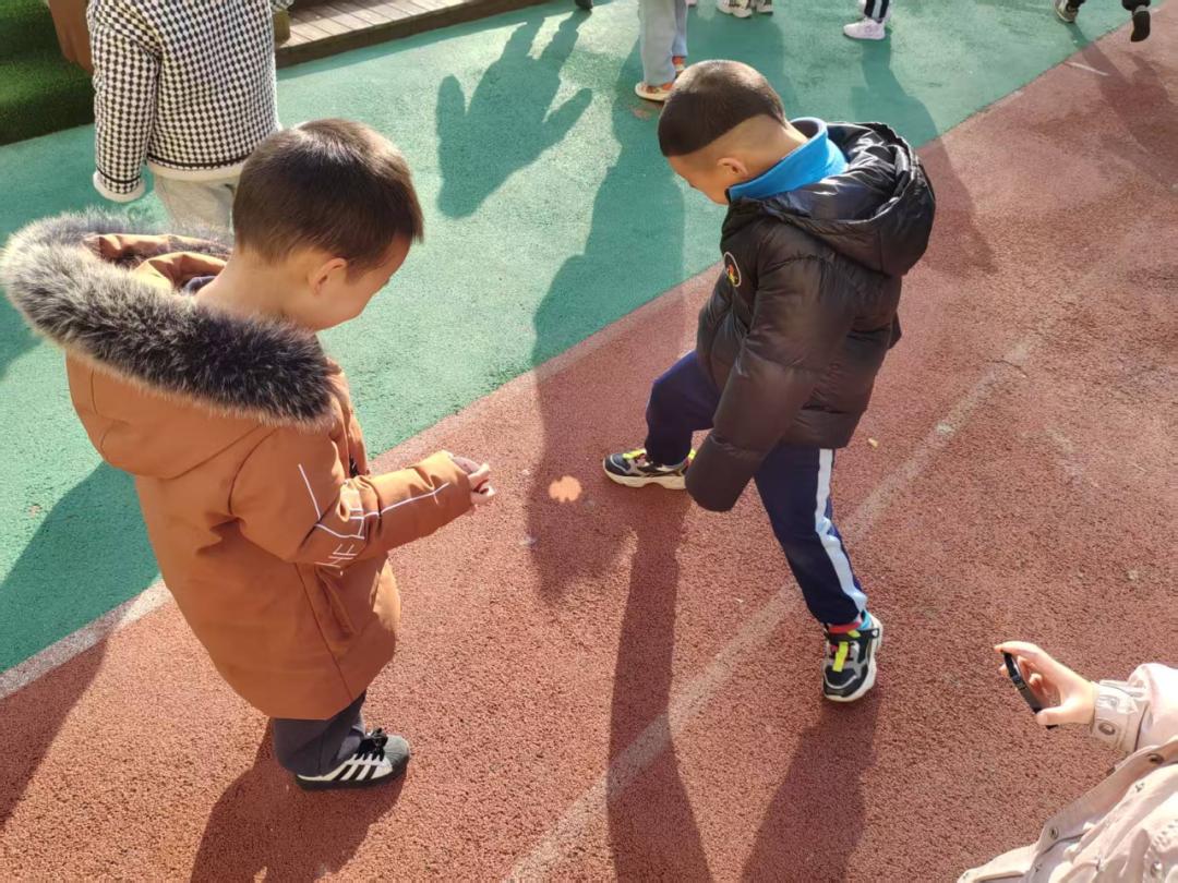 幼儿观察镜子成像规律_幼儿园镜子科学探究活动_幼儿园游戏专题总结