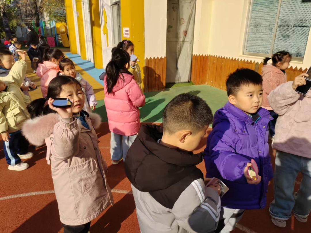 幼儿园游戏专题总结_幼儿园镜子科学探究活动_幼儿观察镜子成像规律