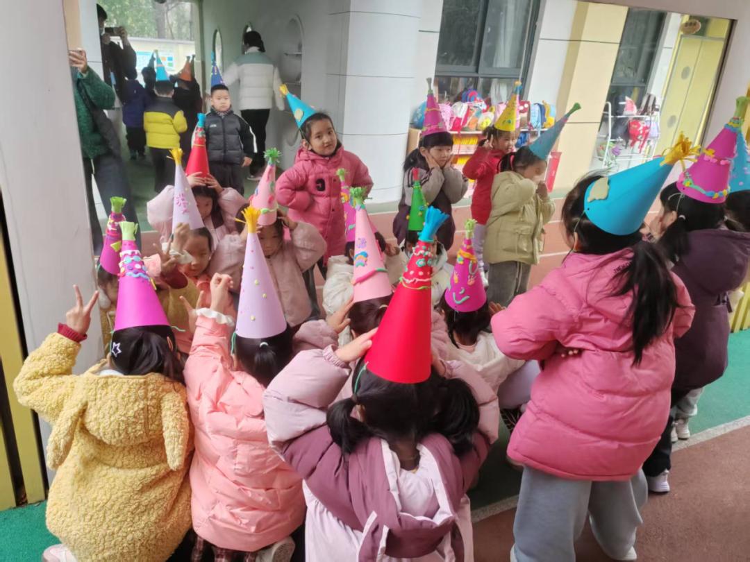 幼儿观察镜子成像规律_幼儿园游戏专题总结_幼儿园镜子科学探究活动