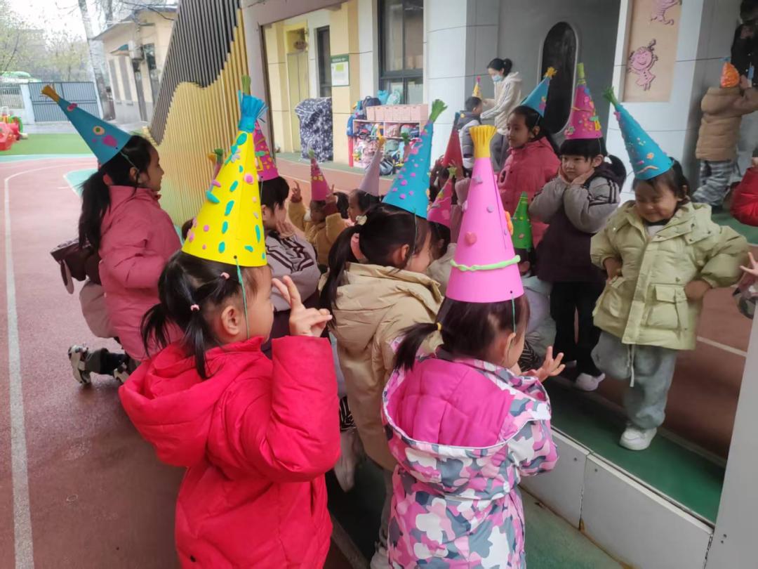 幼儿园游戏专题总结_幼儿观察镜子成像规律_幼儿园镜子科学探究活动