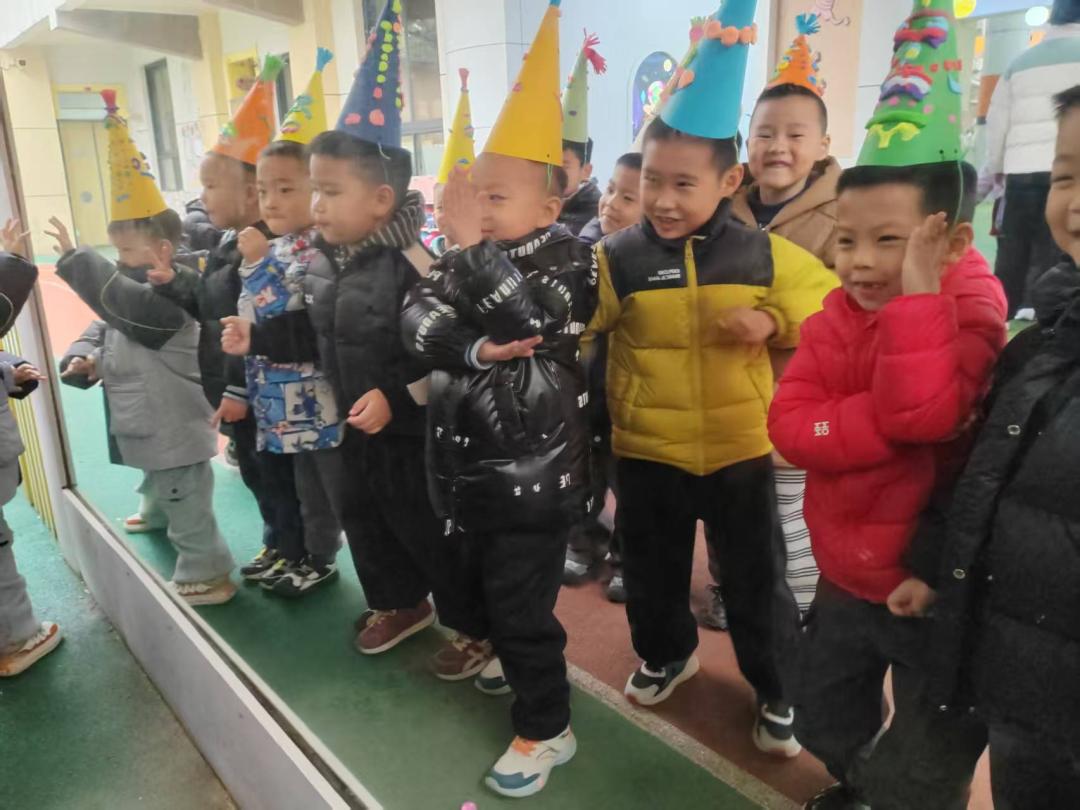 幼儿园游戏专题总结_幼儿园镜子科学探究活动_幼儿观察镜子成像规律