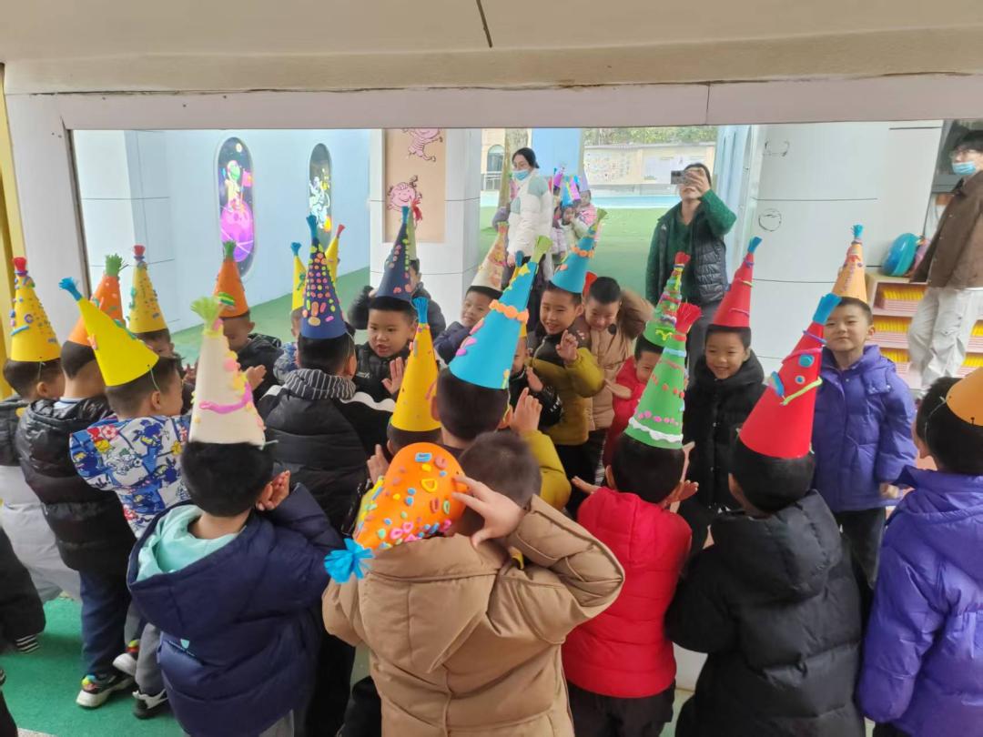 幼儿观察镜子成像规律_幼儿园镜子科学探究活动_幼儿园游戏专题总结