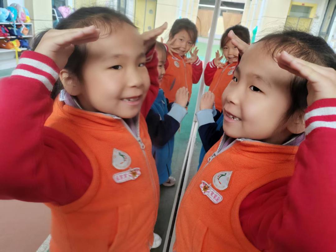 幼儿园镜子科学探究活动_幼儿观察镜子成像规律_幼儿园游戏专题总结