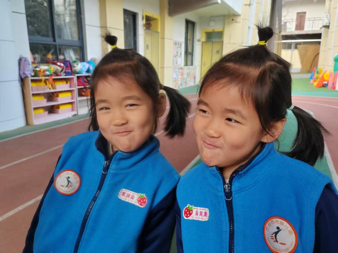 幼儿观察镜子成像规律_幼儿园镜子科学探究活动_幼儿园游戏专题总结