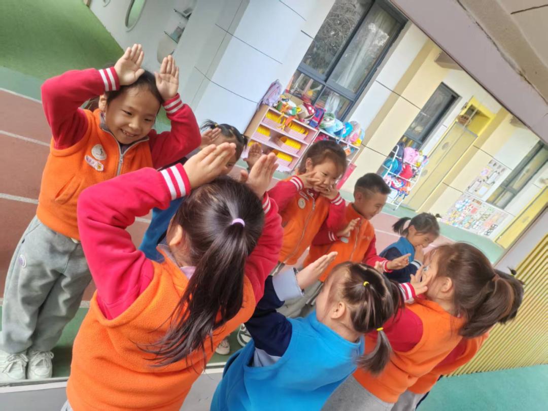 幼儿园游戏专题总结_幼儿观察镜子成像规律_幼儿园镜子科学探究活动