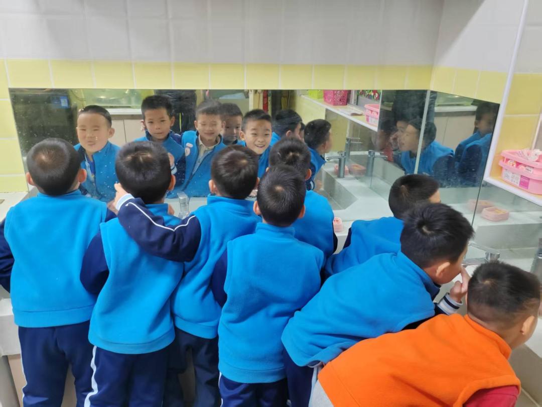 幼儿观察镜子成像规律_幼儿园镜子科学探究活动_幼儿园游戏专题总结