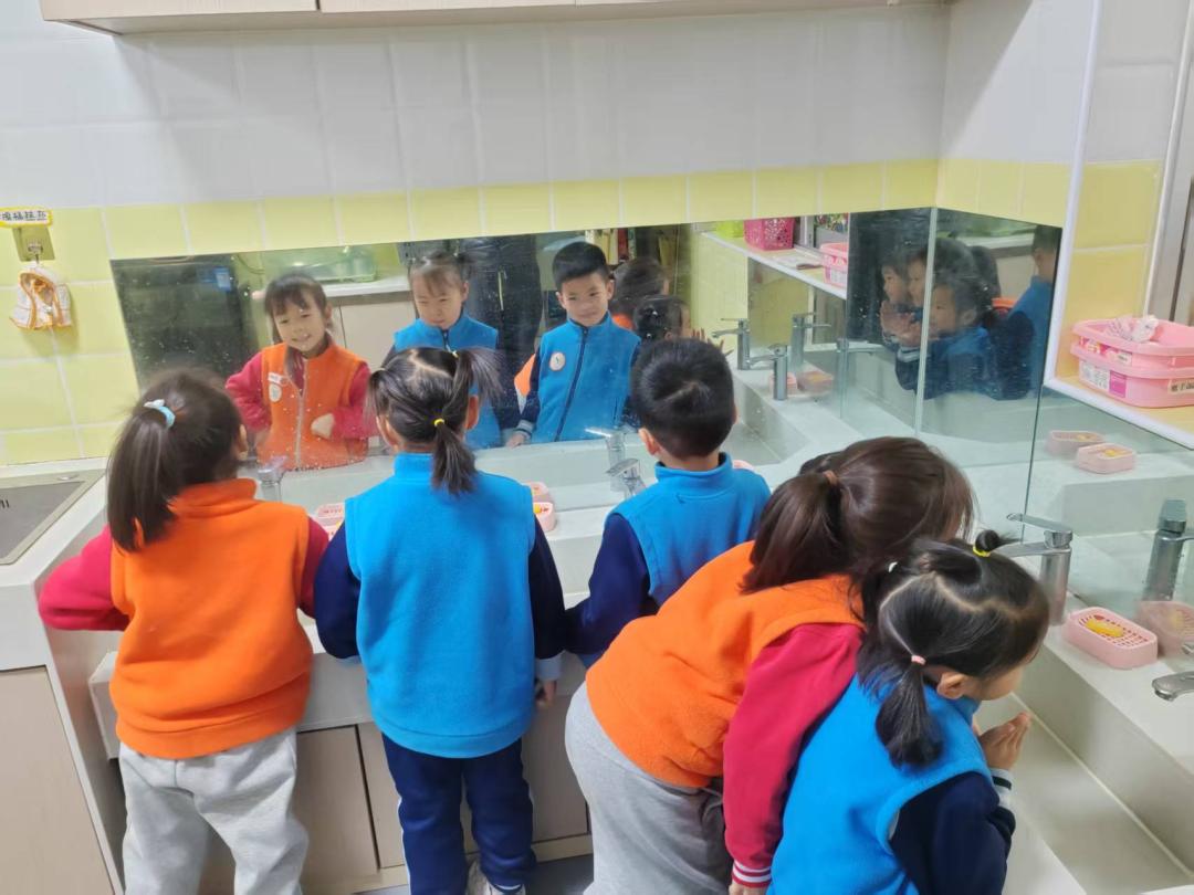 幼儿观察镜子成像规律_幼儿园镜子科学探究活动_幼儿园游戏专题总结