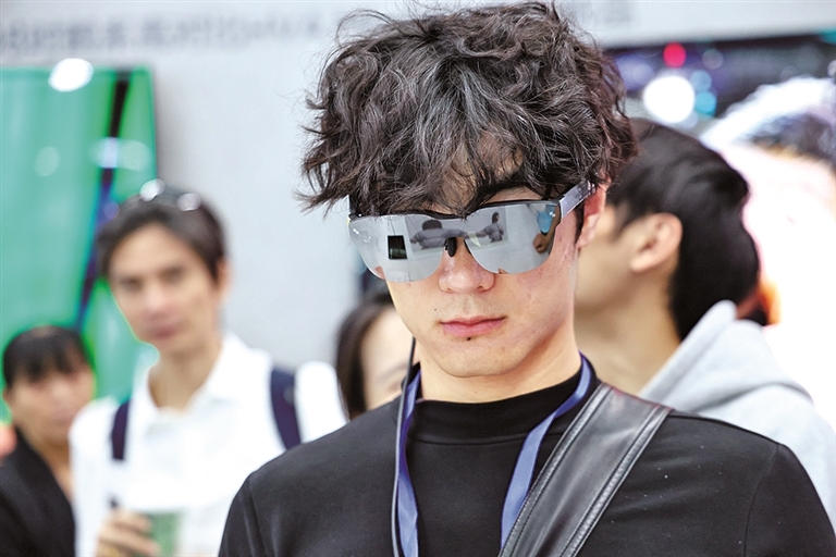 pg下载 曾经的科技潮玩 如今的贴身伙伴——智能穿戴设备正与年轻人的生活更深绑定